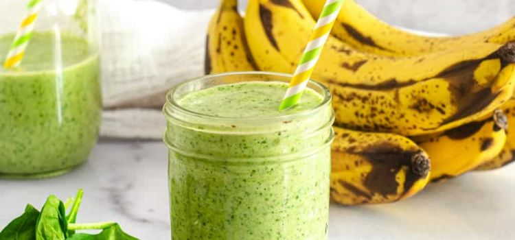 Refreshing Blender Juice with Spinach and Pineapple